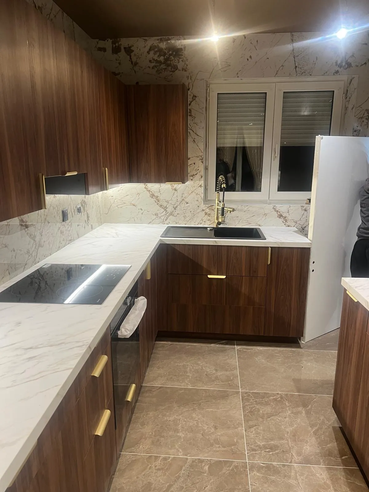 Cuisine sur mesure en noyer avec marbre blanc — menuiserie Atelier M Team
