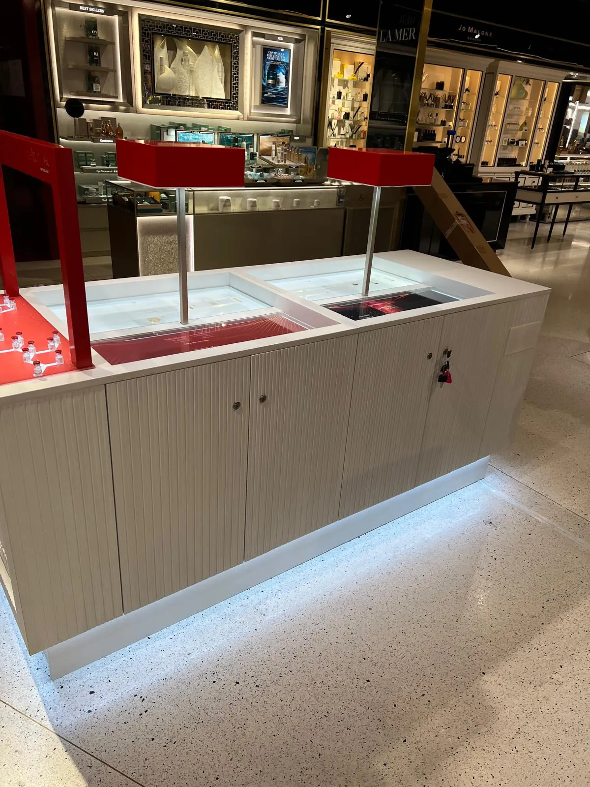 Vitrine stand cannelée blanche avec accents rouges — Atelier M Team